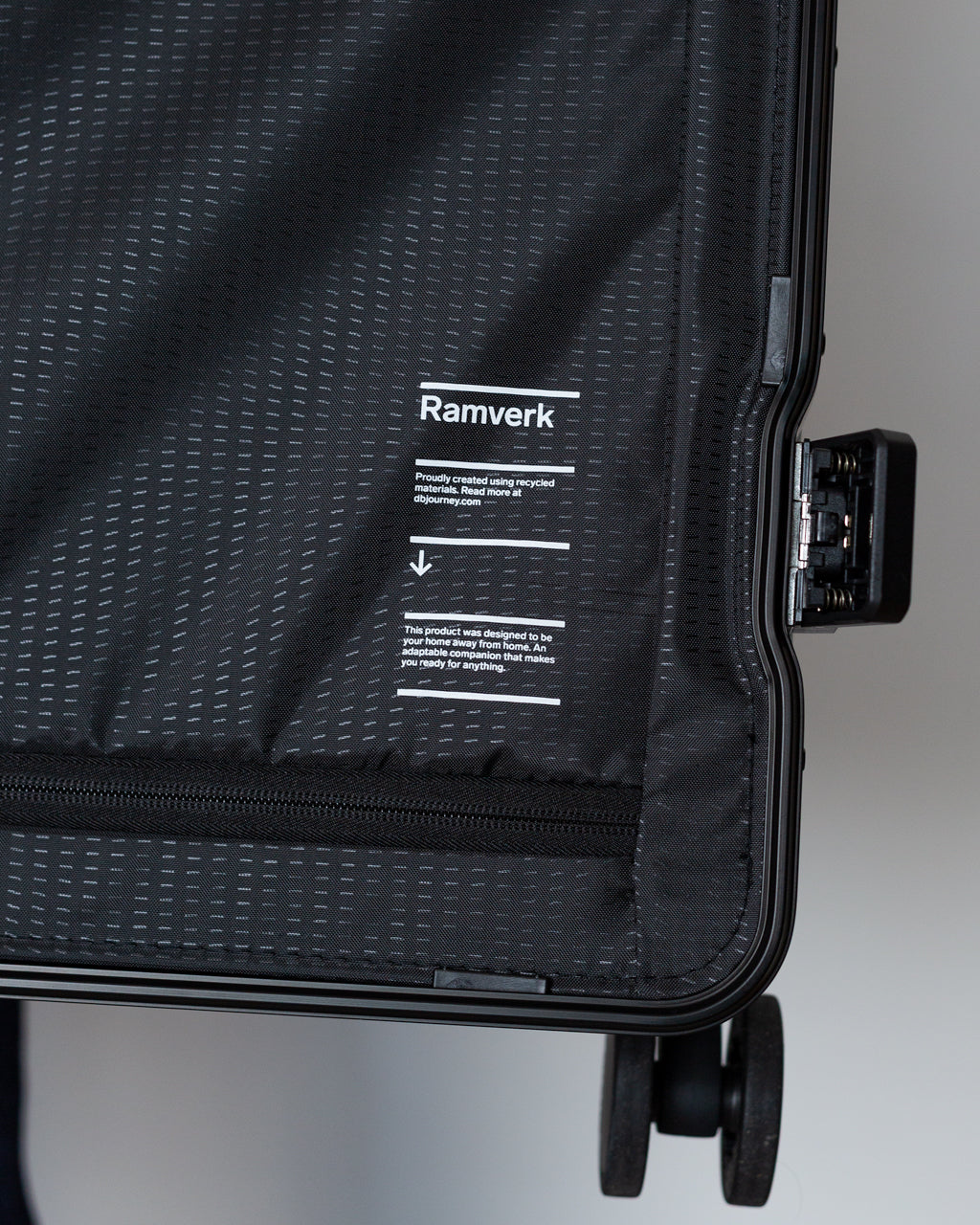 Ramverk Pro Check-in Luggage - Black Out